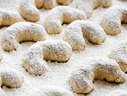 Маслени сладки полумесеци с бадемово брашно - снимка на рецептата
